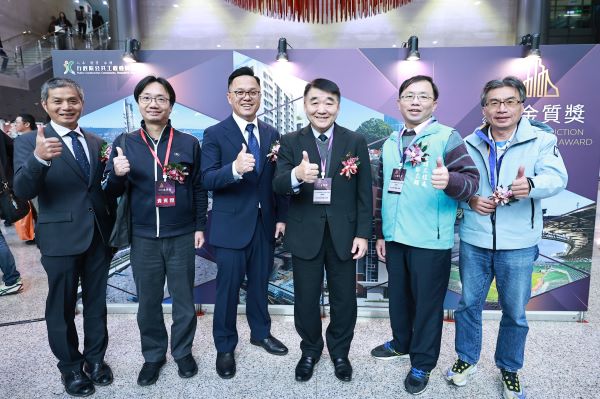 勇奪12座公共工程金質獎 新北六都第一 47 《圖說》新北市政府工務局長馮兆麟(右三)率隊參加金質獎頒獎典禮,新工處副處長陳世杰(右起)、養工處長鄭立輝、養工處副總工程司黃裕智、採購處副處長周志忠及工班職人蕭柏輝均出席。〈工務局提供〉