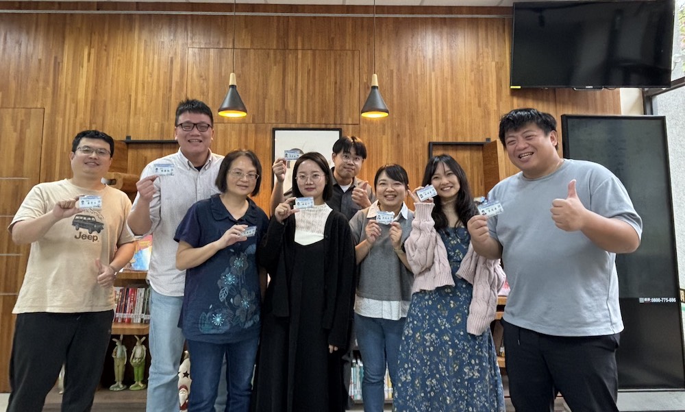 竹崎高中在蘇淵源校長領導辦學下,特別發想的為全校教職員工量身打造「70 週年紀念版新式識別證」,象徵竹崎高中邁向數位化管理與科技辦學的新里程碑。(圖/竹崎高中提供)