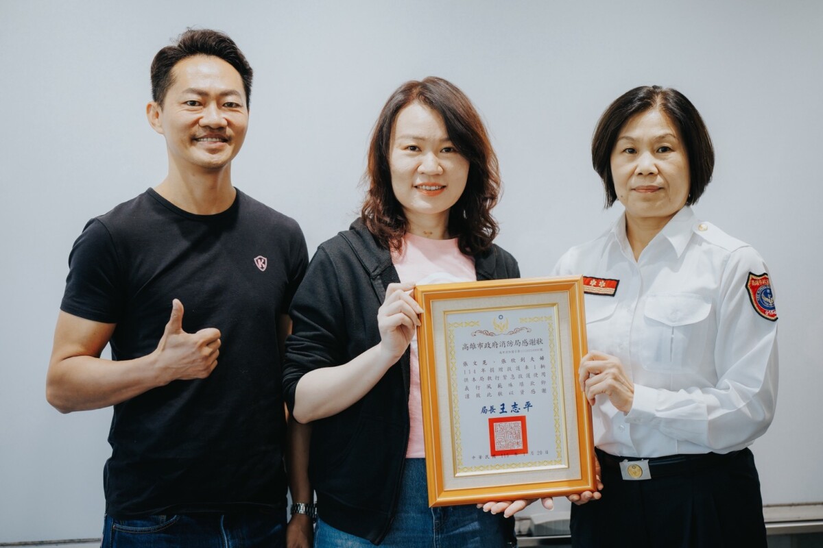 ▲肯塔基美語創辦人張文晃與張欣釗伉儷，捐贈一輛高規格救護車給高雄市鳳山消防隊。（記者陳維鈞翻攝）