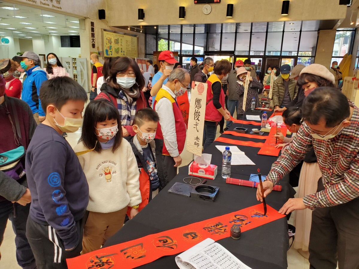 ▲迎接新春，文化局各場館新春揮毫免費贈送春聯增添節慶氛圍。資料照。(圖/中市府提供)