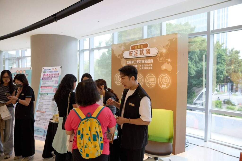 ▲中彰投分署工作人員於徵才活動中向民眾說明僱用安定計畫。（圖／中彰投分署提供）