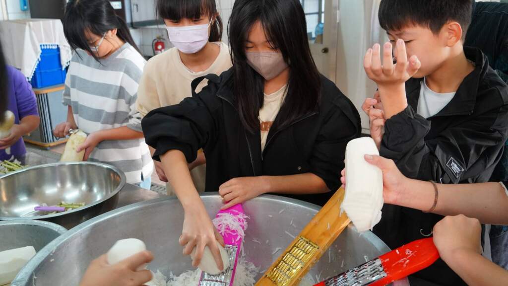▲彰化縣二林鎮香田國小六年級13位小朋友,學習做蘿蔔糕,從泡米,削蘿蔔、炒蘿蔔絲、磨米、炊蘿蔔糕,到最後煎蘿蔔糕,透過自己動手做與服務學習,將食農教育實踐在生活當中。(圖/ 香田國小提供)