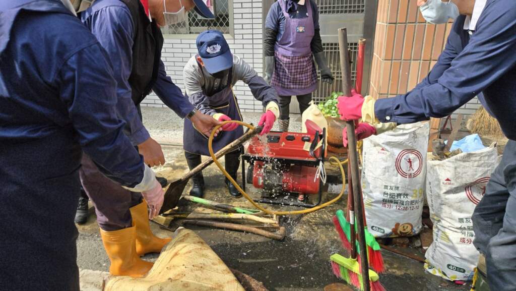 ▲草屯弱勢家戶火災後重建，慈濟志工動員清掃家園溫暖人心。