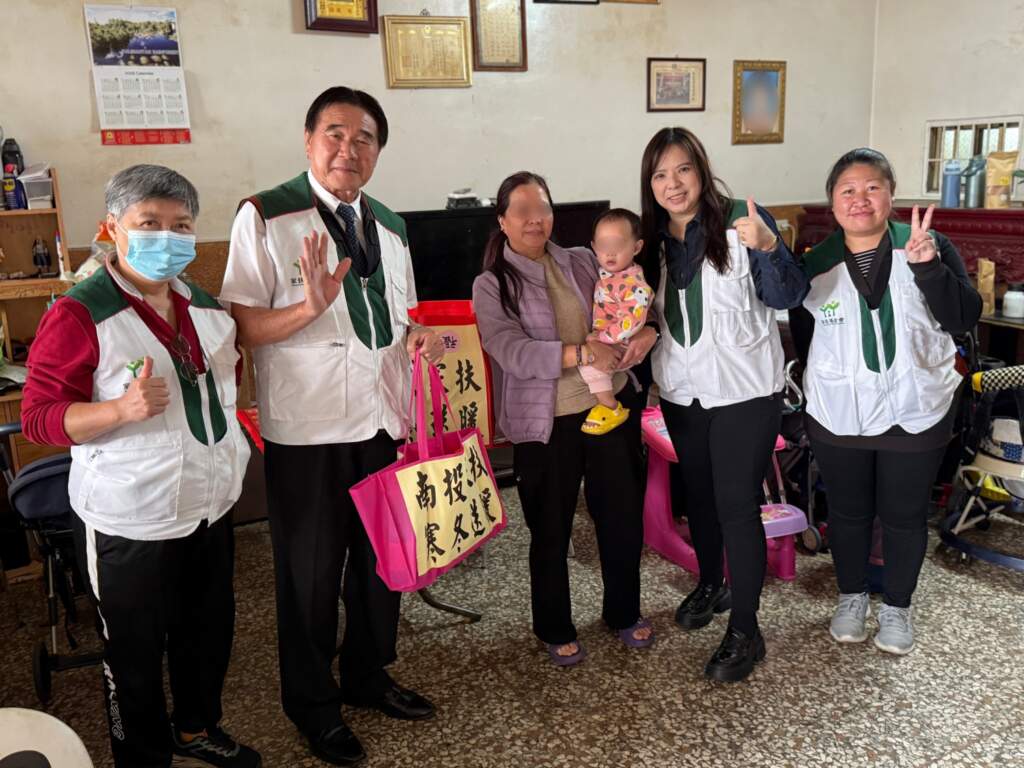▲寒流中送暖不缺席，南投家扶扶幼委員會攜手社工深入社區關懷弱勢家庭。