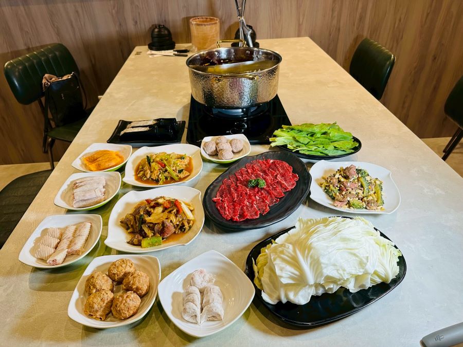 台中「牛境溫體牛涮涮鍋」有濃郁香醇的紅燒及香麻帶勁的麻辣,兩種風味以鴛鴦鍋方式呈現,還有多種風味熱炒,跳脫一般純吃鍋的單調感。(圖/記者林均和攝)