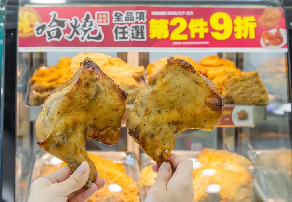 全台限定門市販售的「哈燒專櫃」也同步祭出現烤商品,包括「碳烤風味雞腿」與「重量級大雞排」,並於1月21日至2月3日期間,推出指定品項兩件半價優惠,讓民眾就近即可購買,滿足年節祭拜與團聚需求。