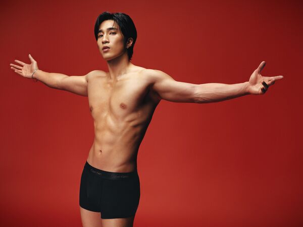 婁峻碩突破尺度內褲入鏡。(圖/Calvin Klein 提供)