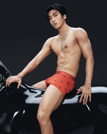 婁峻碩突破尺度內褲入鏡。(圖/Calvin Klein 提供)