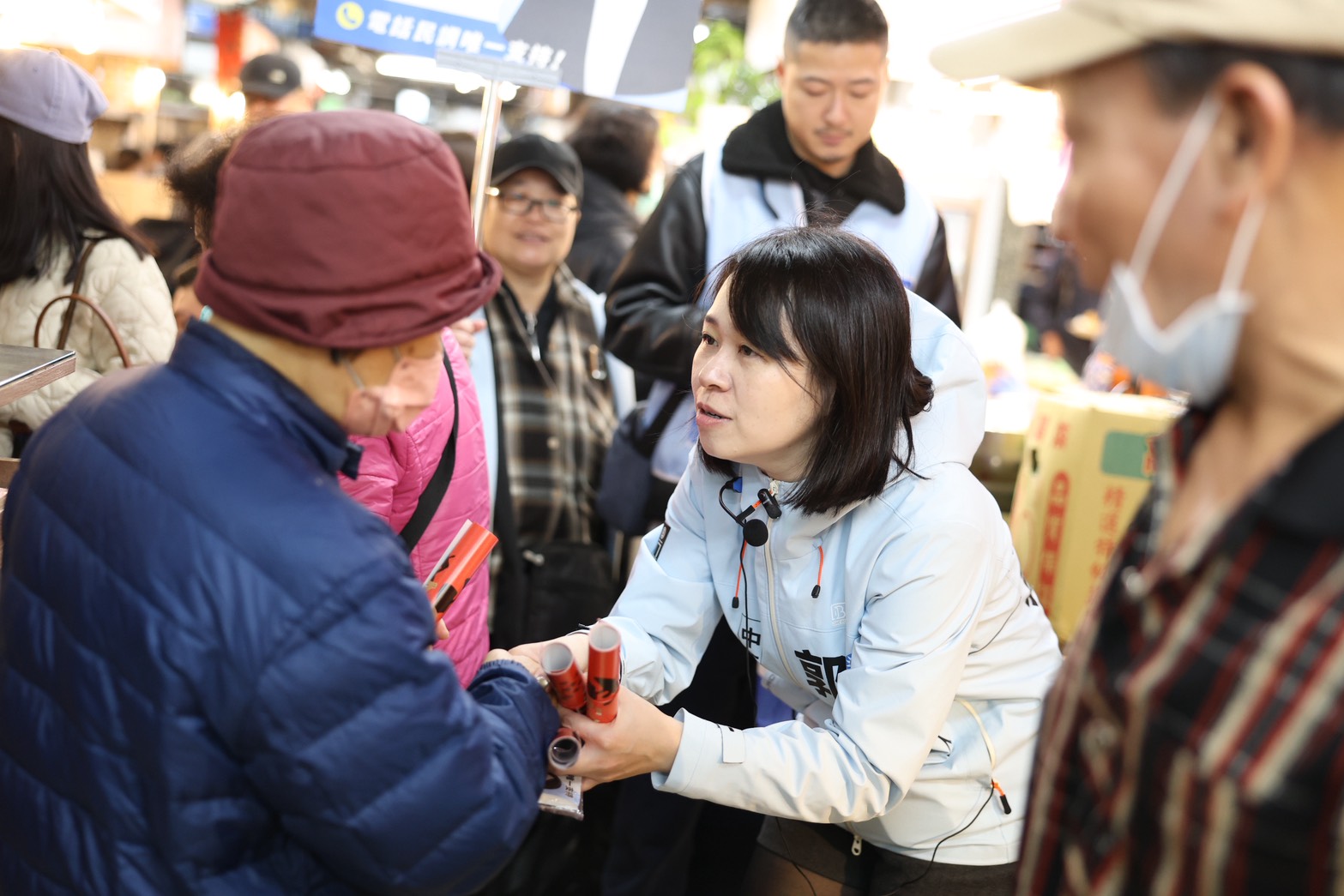 郭音蘭水源市場拜票 自治會暖心送上「紫米米糕」 232 郭音蘭水源市場拜票 自治會暖心送上「紫米米糕」 231