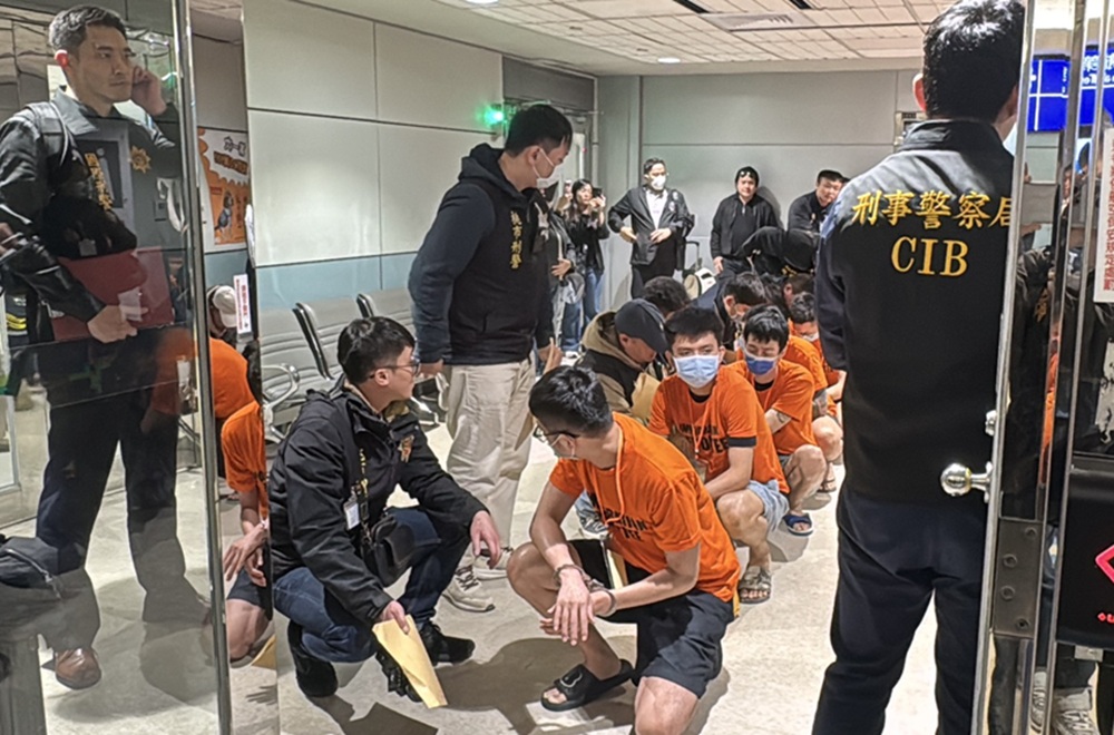 台菲合作逮回17成員 涉躲菲律賓宿霧經營詐騙機房 225 cnews204260121a10