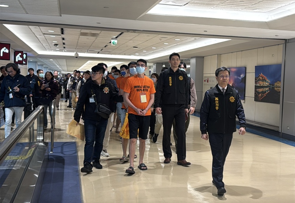 台菲合作逮回17成員 涉躲菲律賓宿霧經營詐騙機房 226 cnews204260121a09