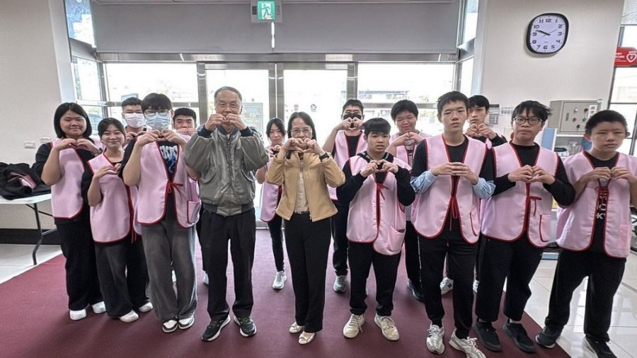 民雄農工寒冬送暖・攜手服務社關懷若竹兒 捐贈慰問金及物資