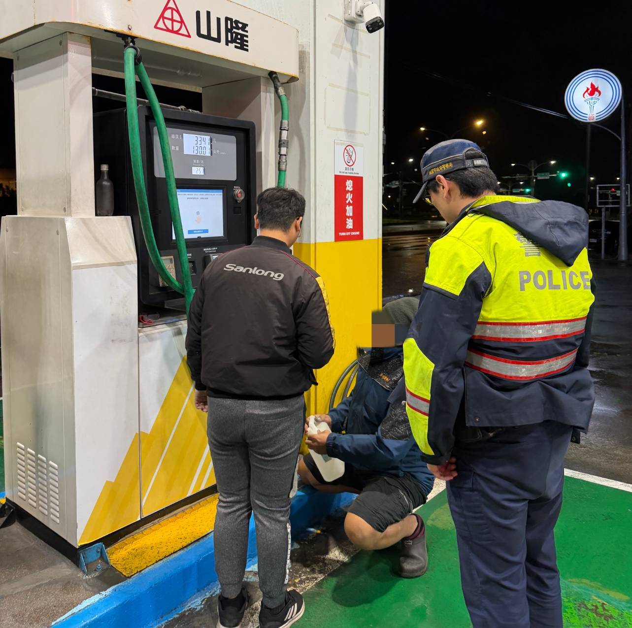 油表壞了不知情!大貨車凌晨拋錨「顧路」大園警暖心載送買油解圍 416744 0