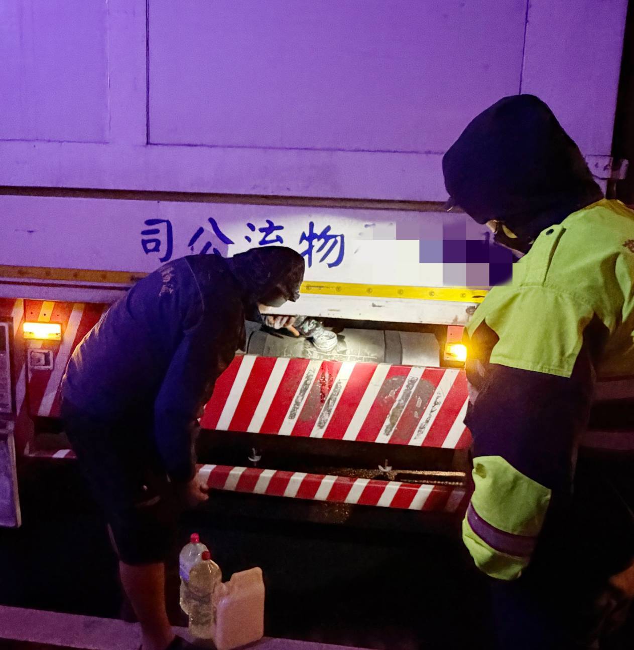 油表壞了不知情!大貨車凌晨拋錨「顧路」大園警暖心載送買油解圍 416746 0