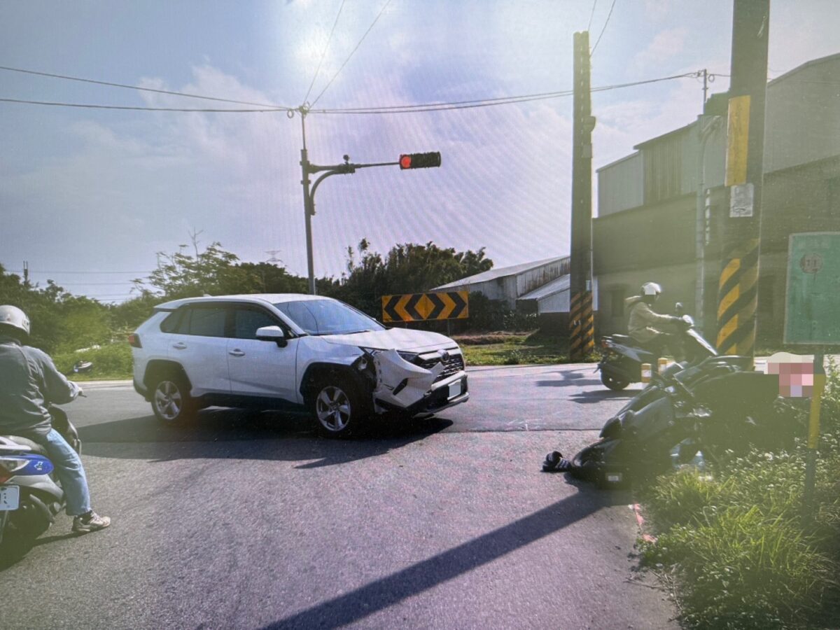 超車慘撞右轉小客車 楊梅外送員傷重送醫不治 S 79257799 0