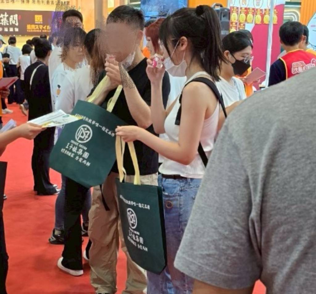 王子娘團隊在加盟展除了提供諮詢服務,還贈送提袋。(圖/王子娘提供)