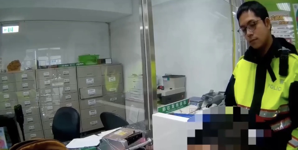 員警抵達現場了解情形,耐心勸說並舉例實際詐騙案例,被騙民眾恍然大悟,驚覺自己差點落入詐騙陷阱,當場放棄提領念頭,成功守住140萬元。 (圖/記者 趙靜姸翻攝)
