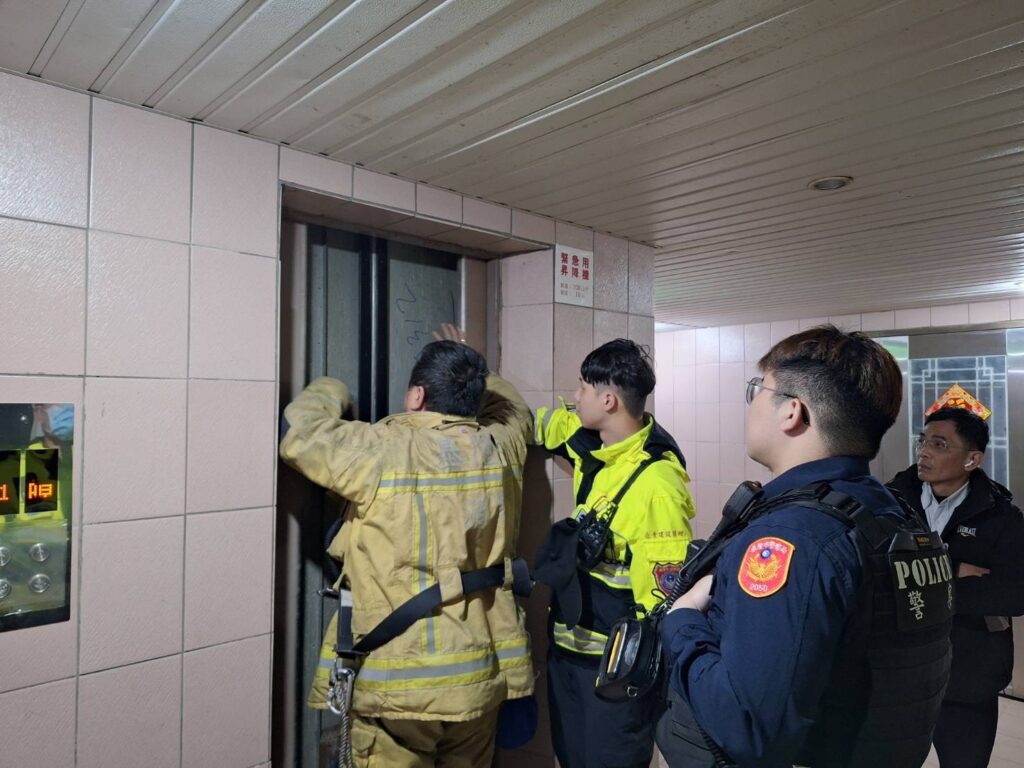 警消於現場協助受困民眾脫困。(圖/記者薛秀蓮 翻攝)