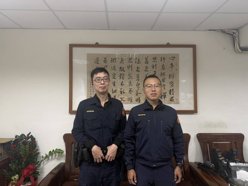 北投分局光明派所巡佐溫振鴻、警員郭韋辰釐清後成功攔阻男子匯款。(圖/記者薛秀蓮 翻攝)