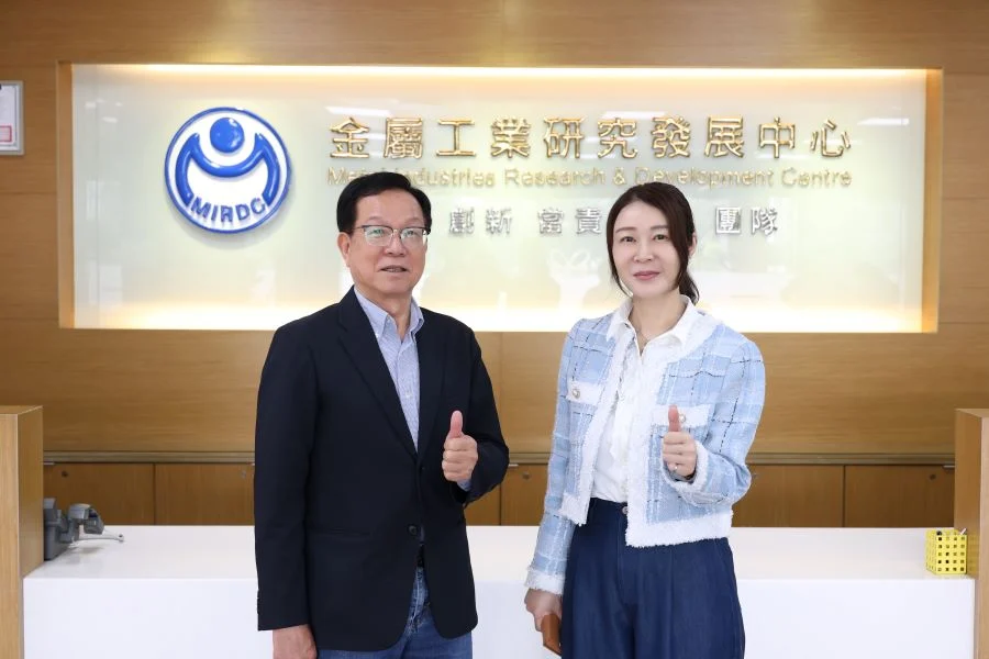 ▲台糖公司吳明昌董事長(左)率隊參訪金屬中心,與金屬中心劉嘉茹董事長(右)合影。