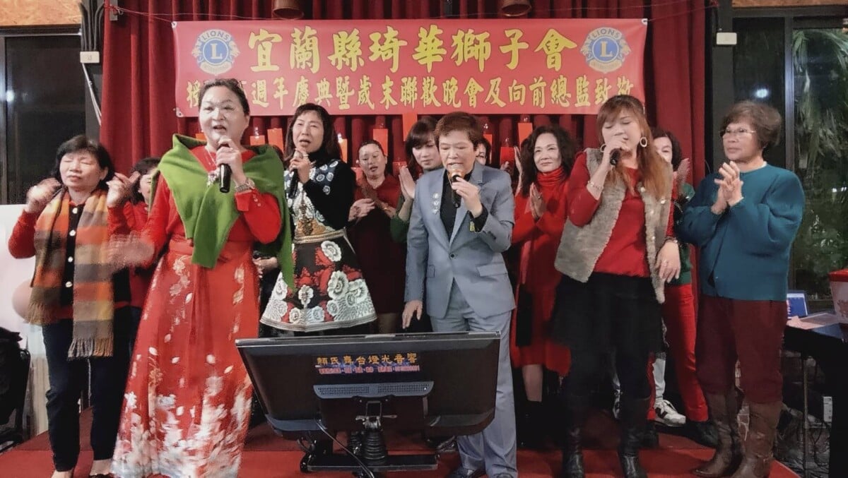 ▲琦華女獅姊集體高歌歡慶授證35週年。