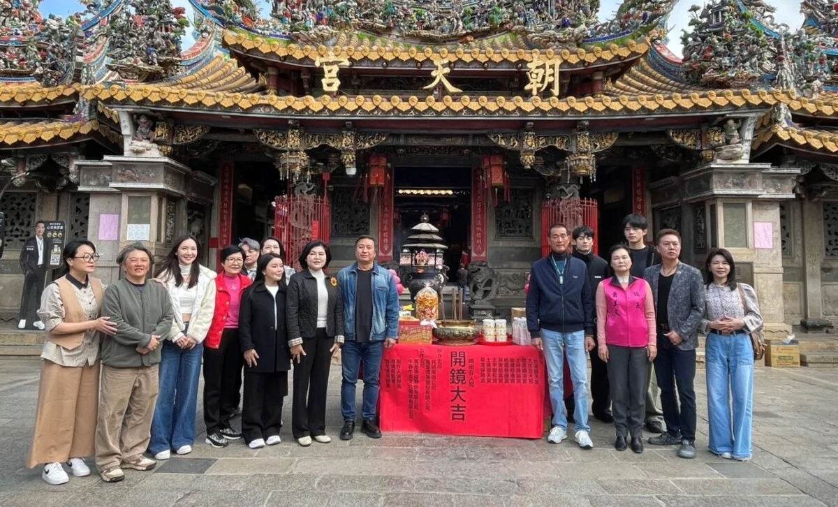 ▲雲林縣長張麗善21日受邀出席「媽祖在人間」在北港朝天宮開鏡祈福儀式,與立法委員張嘉郡、北港朝天宮蔡咏鍀董事長、北港鎮長蕭美文、劇組團隊共同見證影像與信仰的正式啟程。(記者蘇峯毅攝)