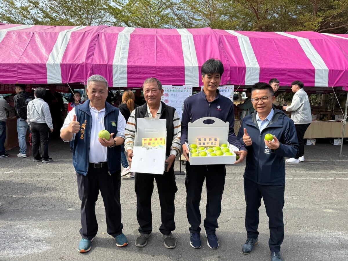 ▲由左至右︰燕巢區農會總幹事吳俊昌、芭樂組冠軍謝萬生、蜜棗組冠軍林憲昌、高雄市政府農業局長姚志旺合影。