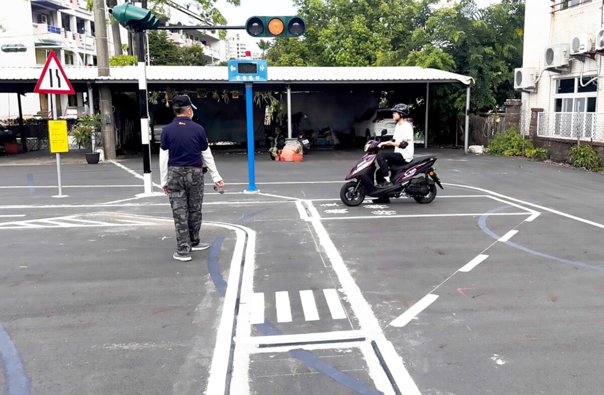 ▲市長黃偉哲表示將交通安全列為市政首要施政重點,全面從工程、教育、執法三面向精準防制,並透過跨局處協力整合,以數據為依據,持續追蹤事故熱區與族群特性。