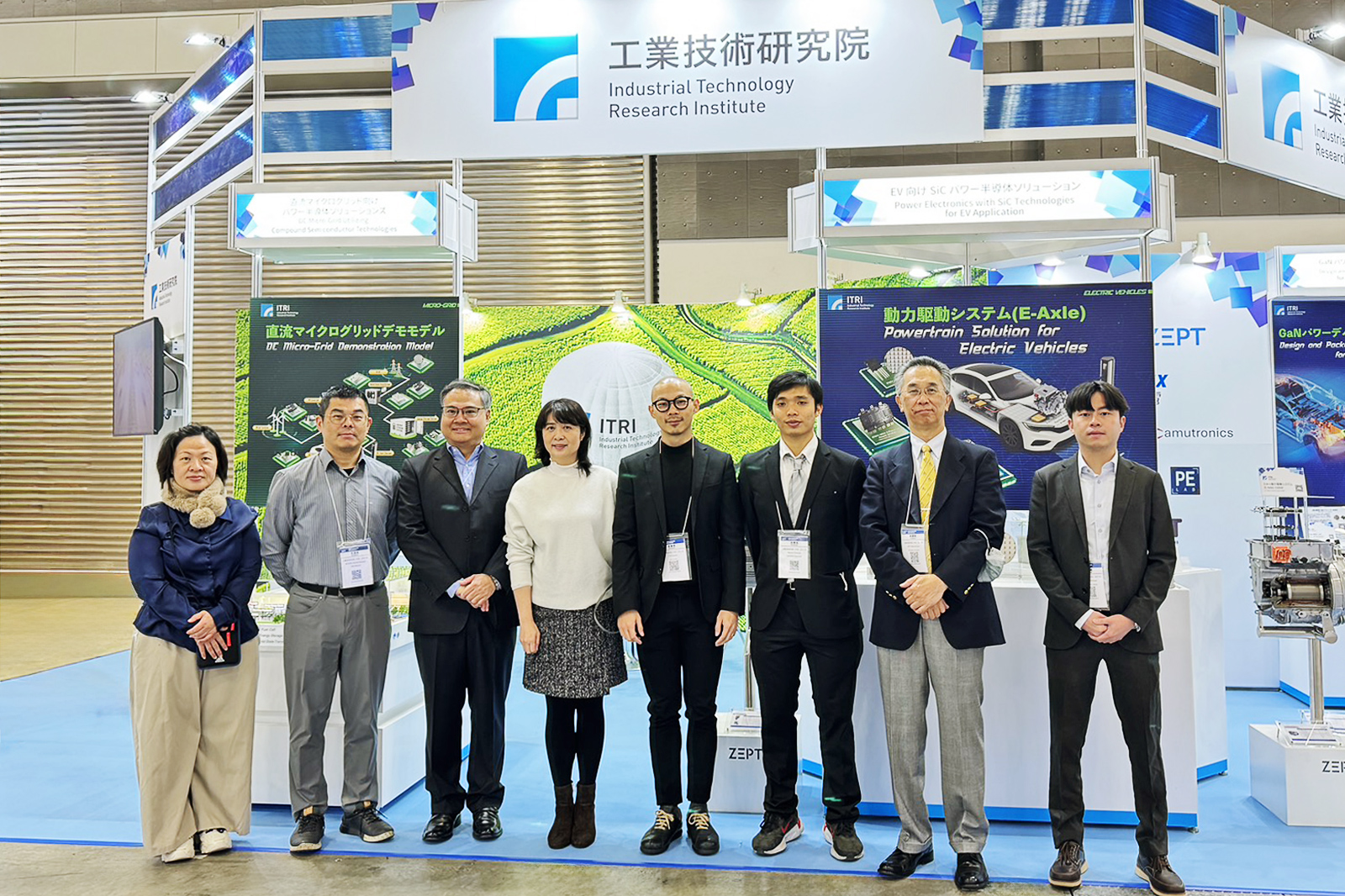 工研院在經濟部產業技術司支持下，今（21）日於日本國際電子製造關連展（NEPCON JAPAN）現場展出14項前瞻技術成果，展現臺灣碳化矽技術研發實力。左起為超能高新材料公司特助洪晞元、超能高新材料公司總經理魏汝超、工研院電光系統所副組長高國書、工研院電光系統所副組長曾育潔、工研院電光系統所工程師高浩哲、名古屋大學研究團隊成員Raymond Tenorio Borres、捷能動力科技業務經理小山隆、捷能動力科技業務經理徐仲俊。 