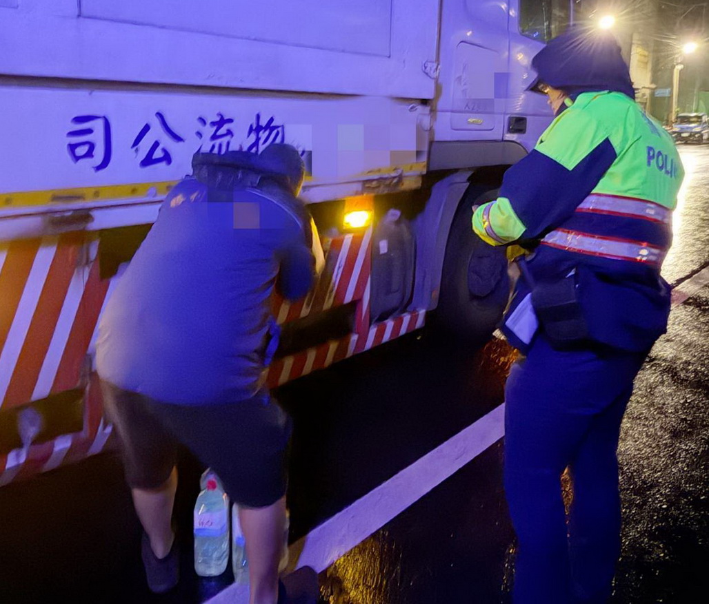 人情味滿滿 大園分局警載貨車司機買油續程