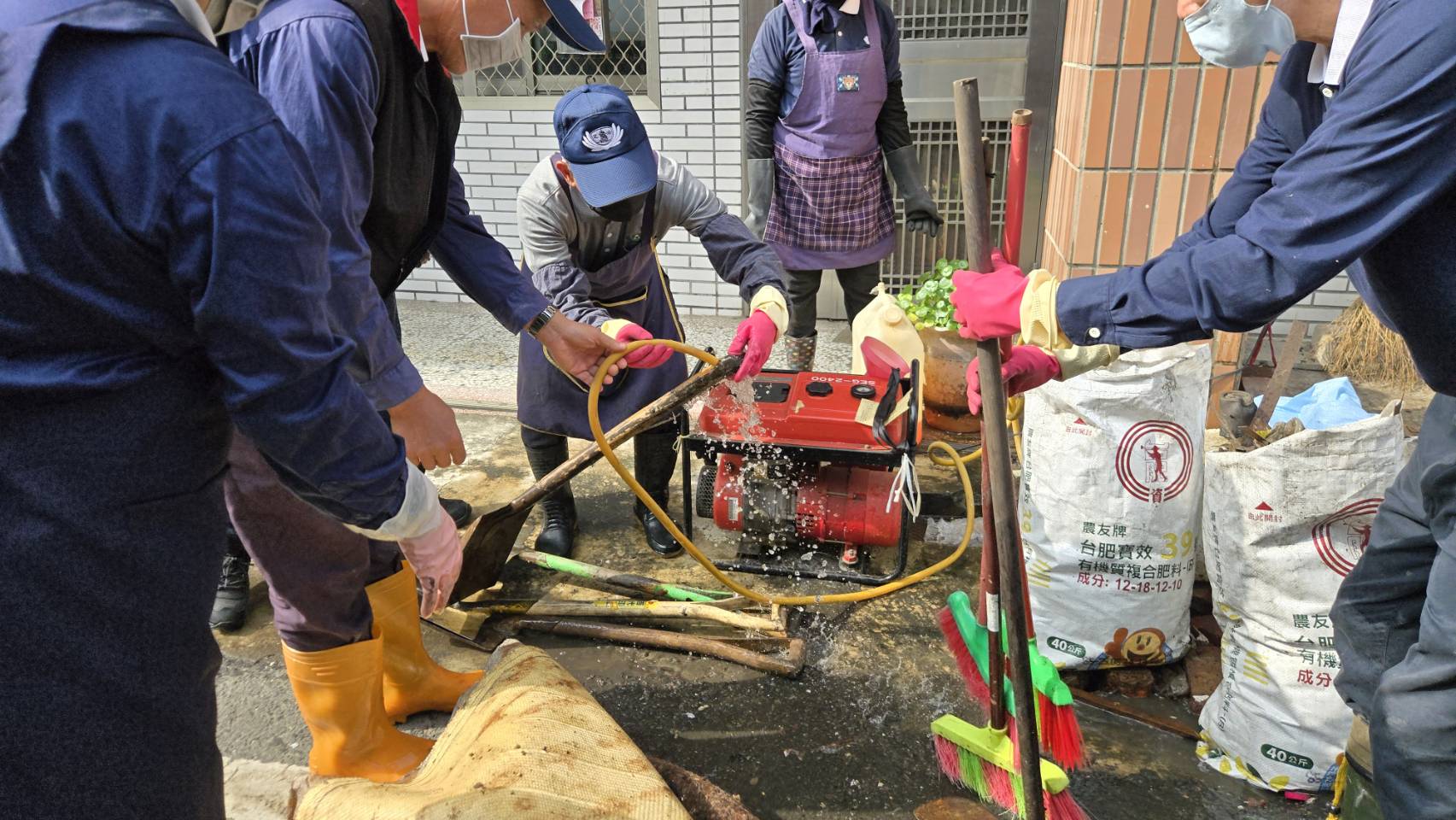 草屯鎮弱勢家戶釀火災 慈濟志工動員協助清掃家園