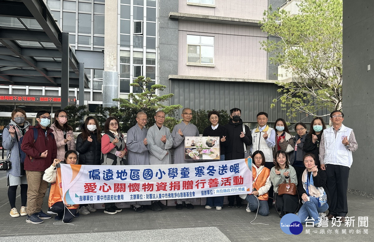 許縣長與居家長照機構代表接受食物箱。(記者扶小萍攝)