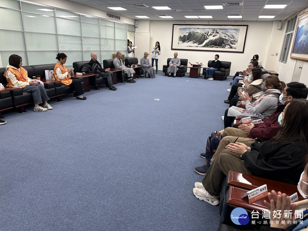 釋自興等一行拜會許縣長。(記者扶小萍攝)