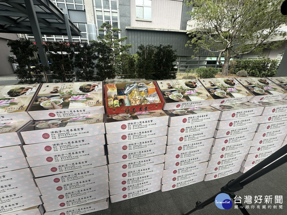 靈巖山寺捐320份食物箱,隨即由長照單位轉發。(記者扶小萍攝)