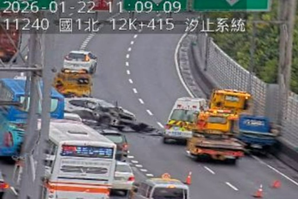 車故障下車查看遭追撞!- 國道1號汐止路段事故1人受傷