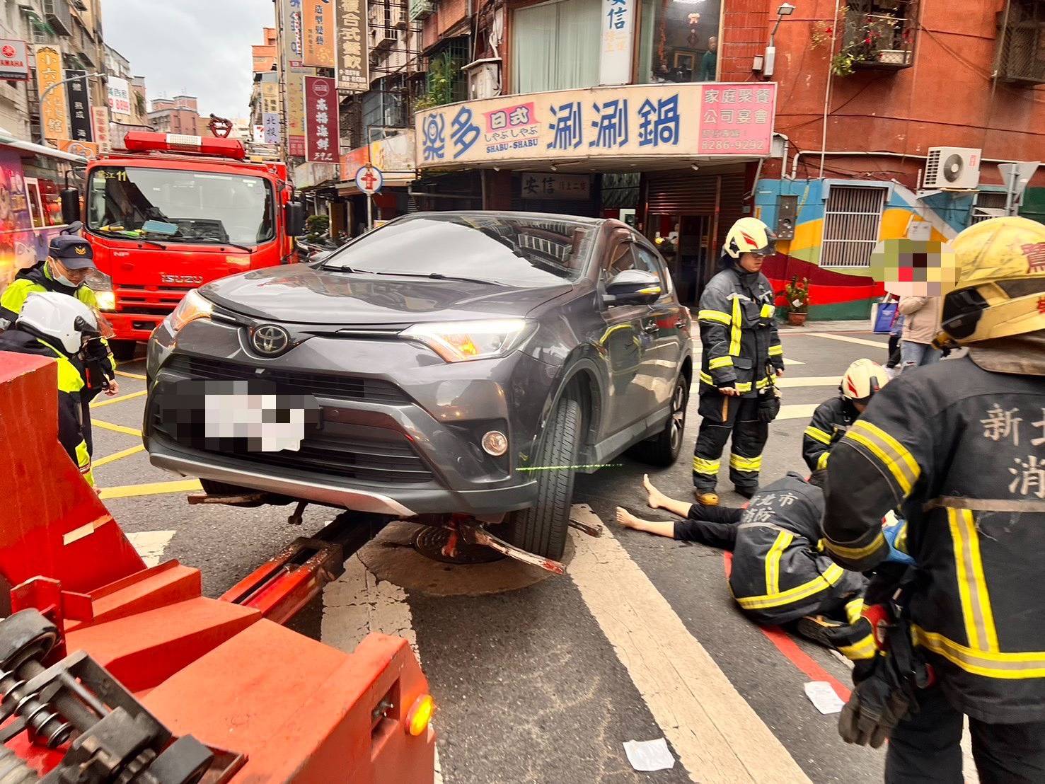 48歲陳姓男子駕駛休旅車從巷口左轉時,因未達路口中心點便「切西瓜」占用來車道搶快轉彎,不慎撞倒正在過馬路的60歲李姓婦人,並將其壓在車底。