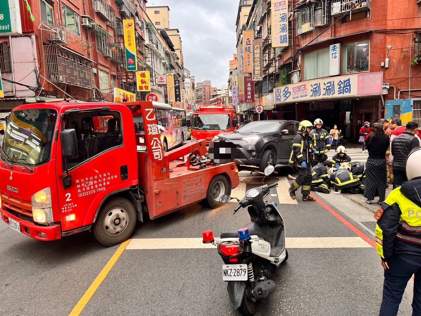 轄區警方獲報趕抵現場,立即通報拖吊車到場協助,將肇事休旅車車體抬起後,才由消防局人員合力將李女拉出脫困。