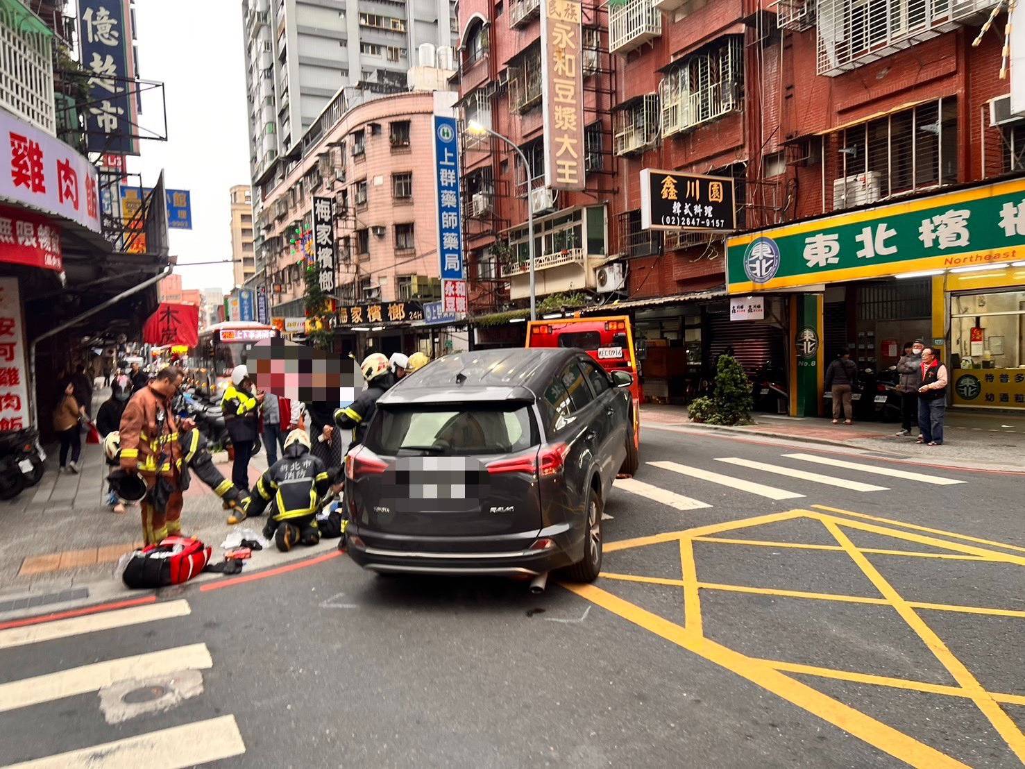 醫護人員初步檢視,李女骨盆嚴重受傷且出現內出血症狀,隨即送往台北市新光醫院急診治療。