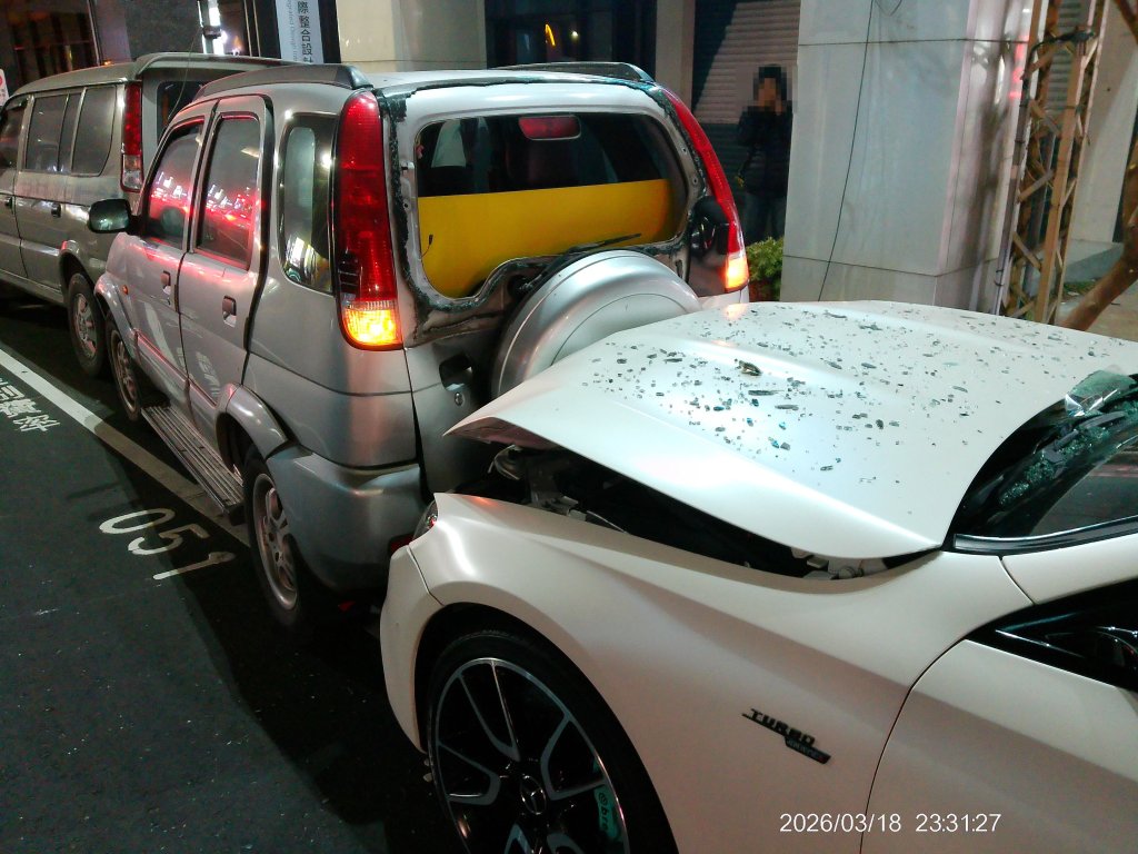 影/賓士駕駛低頭看導航代誌大條-像推骨牌6車連環撞釀2傷