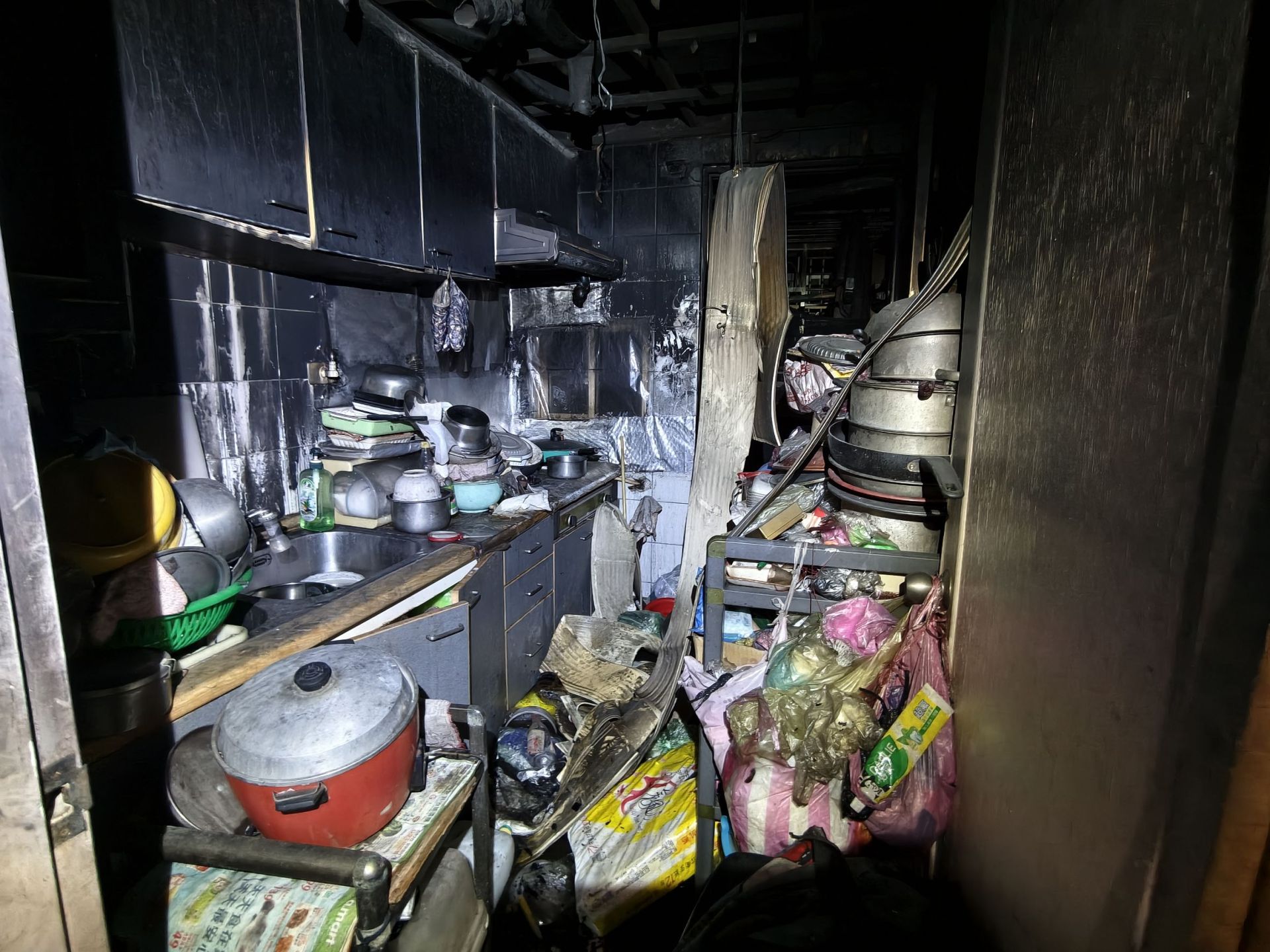 基隆惡火起火戶屋內堆滿回收物與舊衣，幾乎推擠到天花板，猶如「舊衣山」般的雜物在悶燒後不斷崩落，不僅阻礙逃生，更造成消防員救援困難。