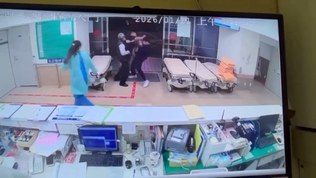 影/醫療暴力!男患者酒醉送醫竟出拳 男護理師飛出慘成腦震盪