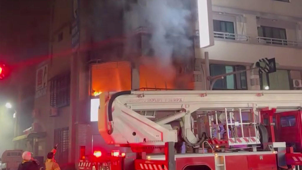快訊／台南東區分租套房火警！惡火狂燒…民眾一度受困　消防急救援