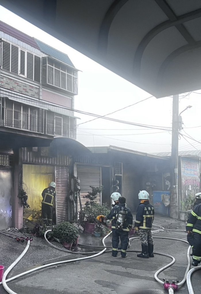 彌陀漁港旁竄濃煙!住宅起火警疲於奔命