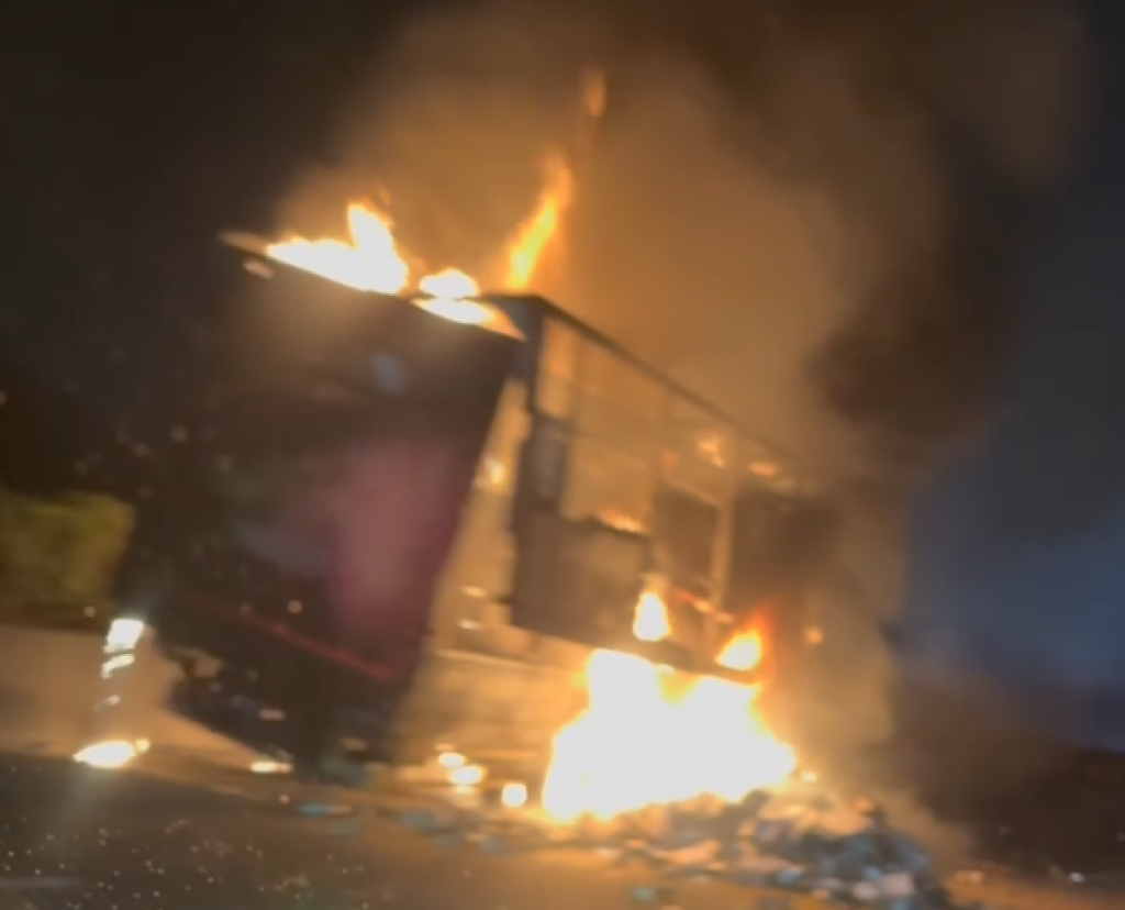 國道1號火燒車! 南下寶山路段內側車道貨車全面燃燒