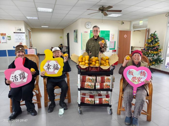 總統府贈茂谷柑 祝賀板橋榮家春節大吉大利 35 《圖說》總統府春節慰問板橋榮家贈茂谷柑祝賀「馬到成功、大吉大利」。〈板橋榮家提供〉