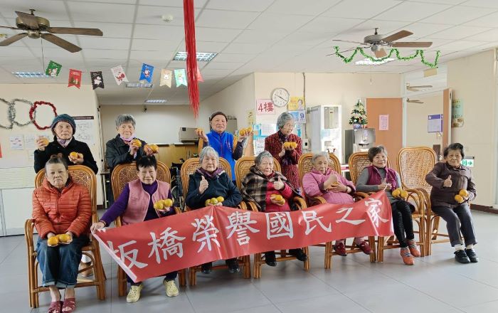 總統府贈茂谷柑 祝賀板橋榮家春節大吉大利 36 《圖說》板橋榮家長輩開心展示總統府致贈的「馬到成功、大吉大利」茂谷柑。〈板橋榮家提供〉