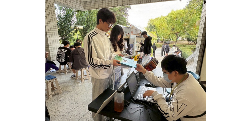書香跨界!高市圖小港分館英語書車駛入小港高中 打造「雙語×SEL×社會創新」沉浸式閱讀課堂