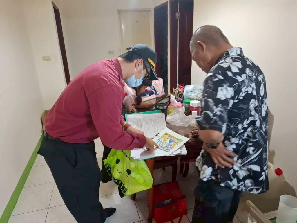 ▲彰化縣消防局消防人員訪視發現民眾住家有一氧化碳中毒之虞,宣導確實遵照「五要」原則。(圖/彰化縣消防局提供)