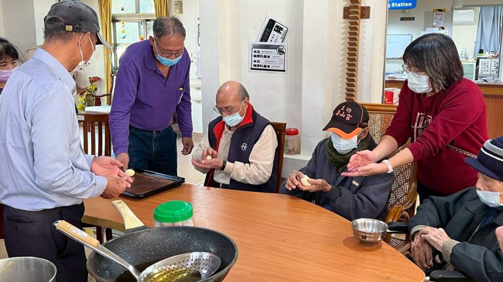 ▲彰化榮家攜手長榮樂齡辦理麵包手作活動，陪伴長輩創造幸福滋味。（圖／彰化榮家提供）