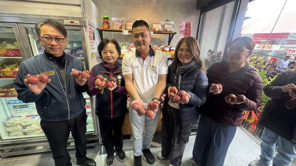 ▲為協助彰化在地青農拓展銷售通路並提升農產品能見度,位於彰化縣埤頭鄉的蔬果店「藝龍蔬果」於今日舉行開幕揭牌典禮,正式對外營運。(圖/記者林明佑攝)